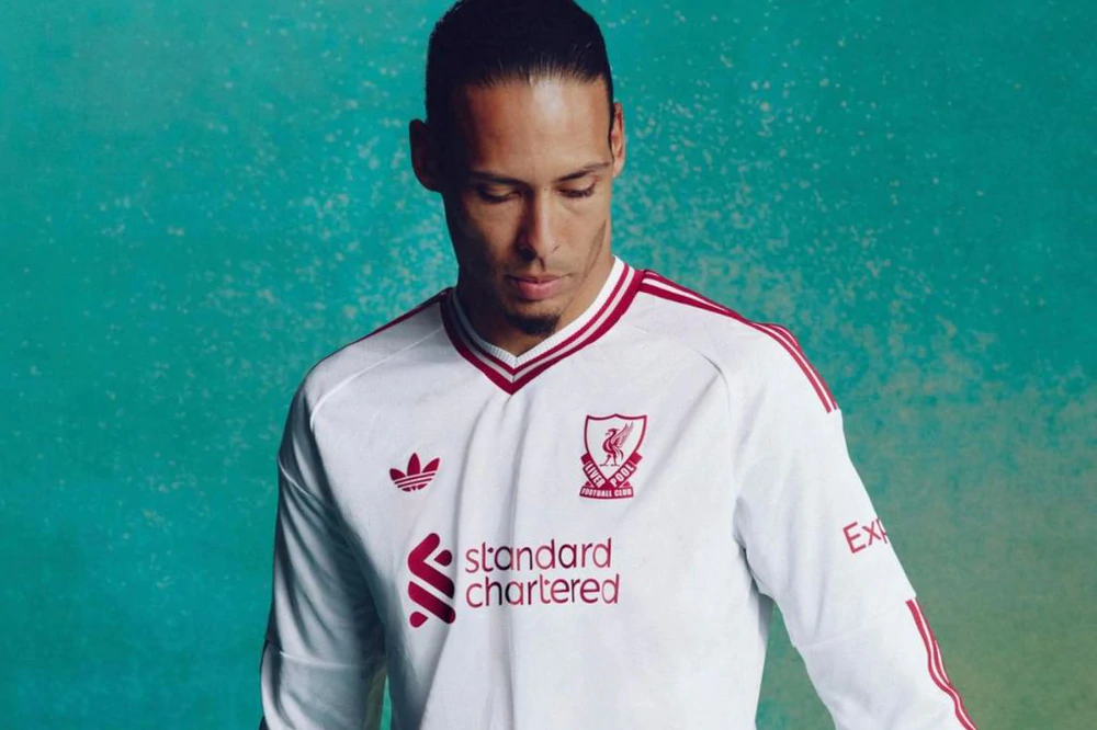 Liverpool ra mắt áo sân khách mới, tòa nhà biểu tượng của New York rực đỏ để chào mừng - Ảnh 1. Liverpool ra mắt áo sân khách mới, tòa nhà biểu tượng của New York rực đỏ để chào mừng - Ảnh 1.