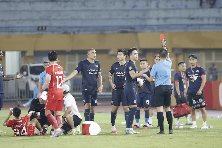 Văn Hậu đạp thẳng vào chân Doãn Ngọc Tân, nhận thẻ đỏ ở derby thủ đô tại V.League - Ảnh 2.