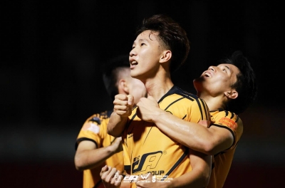 Who is the Vietnamese-origin Laotian player recently making waves in the V-League?