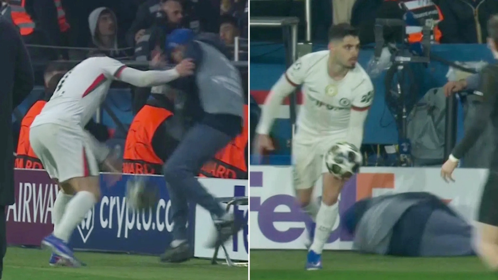 Sao Chelsea gây sốc khi xô ngã cậu bé nhặt bóng trong trận thua PSG - Ảnh 1. Sao Chelsea gây sốc khi xô ngã cậu bé nhặt bóng trong trận thua PSG - Ảnh 1.