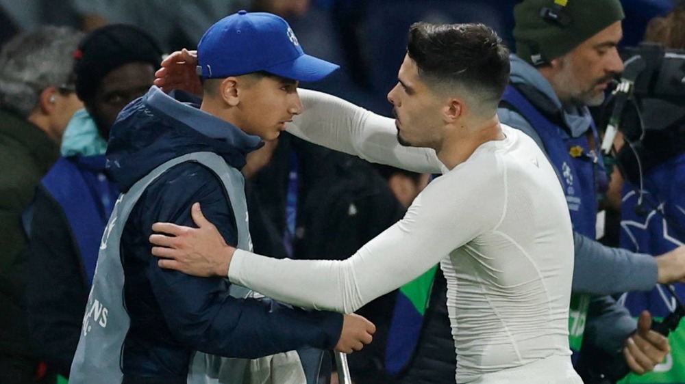 Sao Chelsea gây sốc khi xô ngã cậu bé nhặt bóng trong trận thua PSG - Ảnh 2. Sao Chelsea gây sốc khi xô ngã cậu bé nhặt bóng trong trận thua PSG - Ảnh 2.