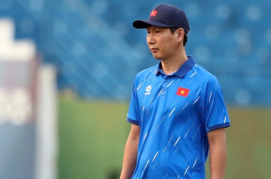 Vietnam's national team faces difficulties in defending their Southeast Asian title, causing headaches for coach Kim Sang-sik.