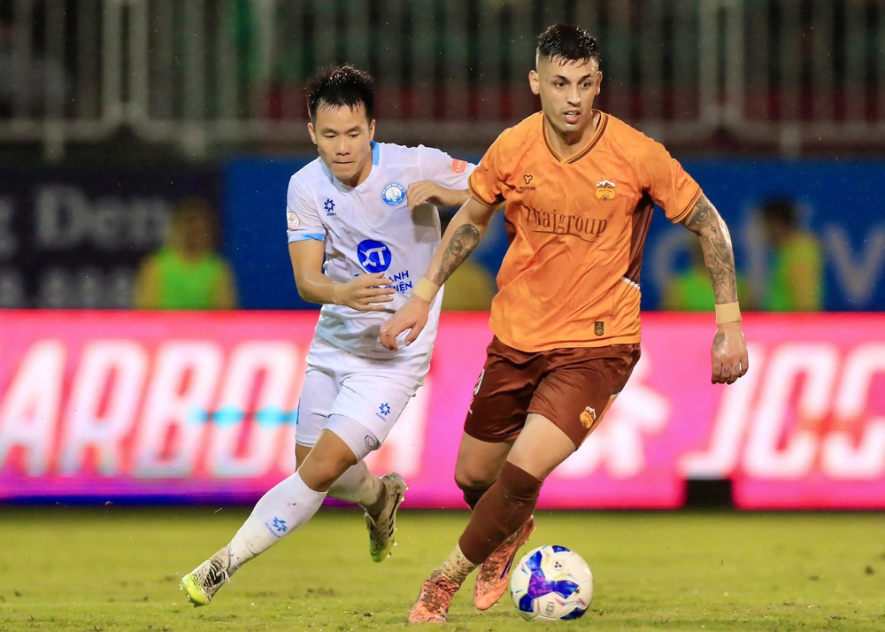 Đội bóng của Xuân Son trắng tay trên sân nhà vì một siêu phẩm của HAGL - Ảnh 1. Đội bóng của Xuân Son trắng tay trên sân nhà vì một siêu phẩm của HAGL - Ảnh 1.
