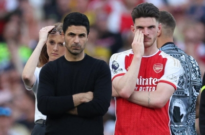 BREAKING: Arsenal denied the Premier League trophy lift