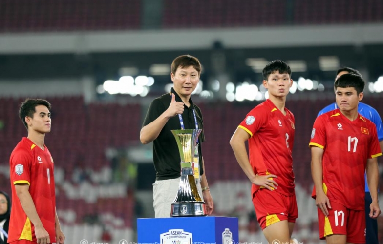 Coach Kim Sang Sik has to cut one player from the Vietnam U23 squad