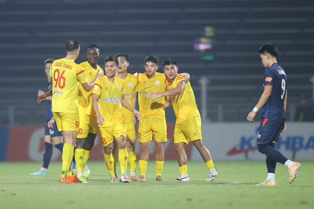 Tin nóng bóng đá Việt hôm nay 13/4: HLV Vũ Tiến Thành khen Văn Thuận; PVF CAND hài lòng với 1 điểm trước CAHN - Ảnh 3.