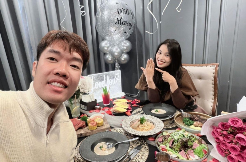 Vietnamese badminton star proposes to the archery beauty, a love so deep it captivates everyone.