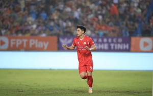 Nguyen Dinh Bac scored a hat-trick against his hometown team, entering V-League history.