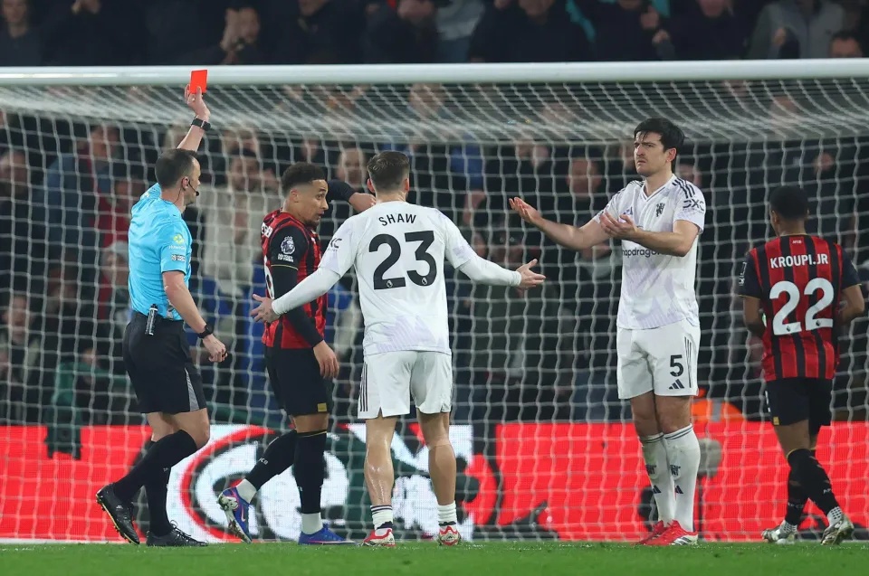 Tình huống gây tranh cãi nhất ở trận đấu của MU: Trọng tài 'quên' thổi 11m và bàn gỡ hòa chóng vánh - Ảnh 4. Tình huống gây tranh cãi nhất ở trận đấu của MU: Trọng tài 'quên' thổi 11m và bàn gỡ hòa chóng vánh - Ảnh 4.