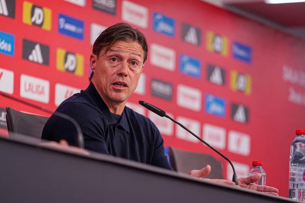 HLV khiến cả phòng họp báo lặng đi khi nói về chiến tranh, lòng trắc ẩn và sức mạnh của bóng đá - Ảnh 1.