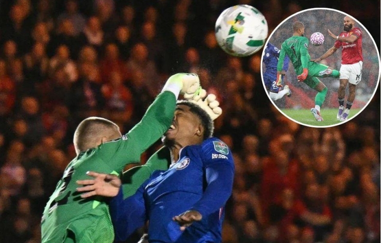 Chelsea goalkeeper goes from facing opponents to punching a teammate