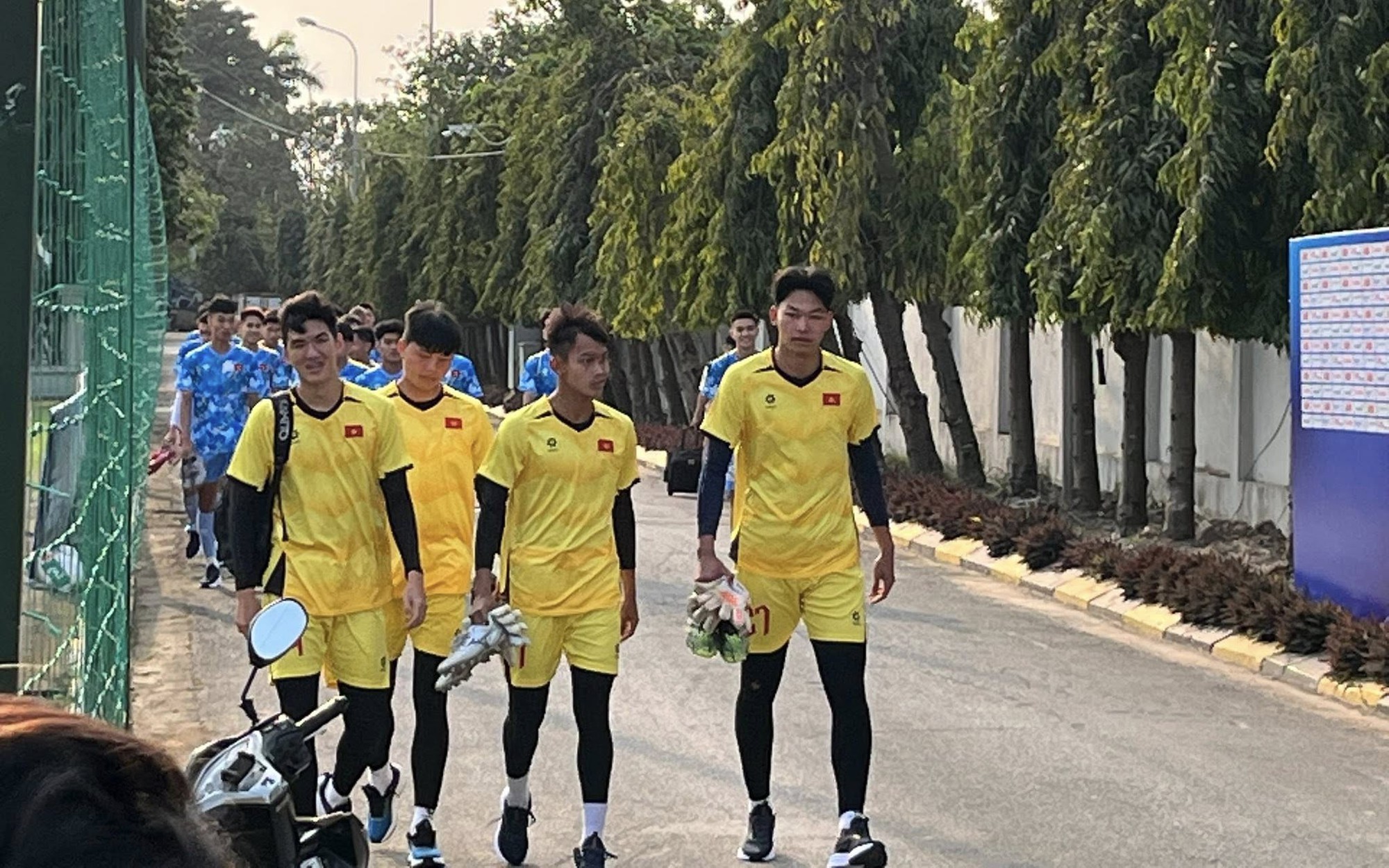 CẬN CẢNH thủ môn U19 Việt Nam cao 1m96 trở về từ Nhật Bản 