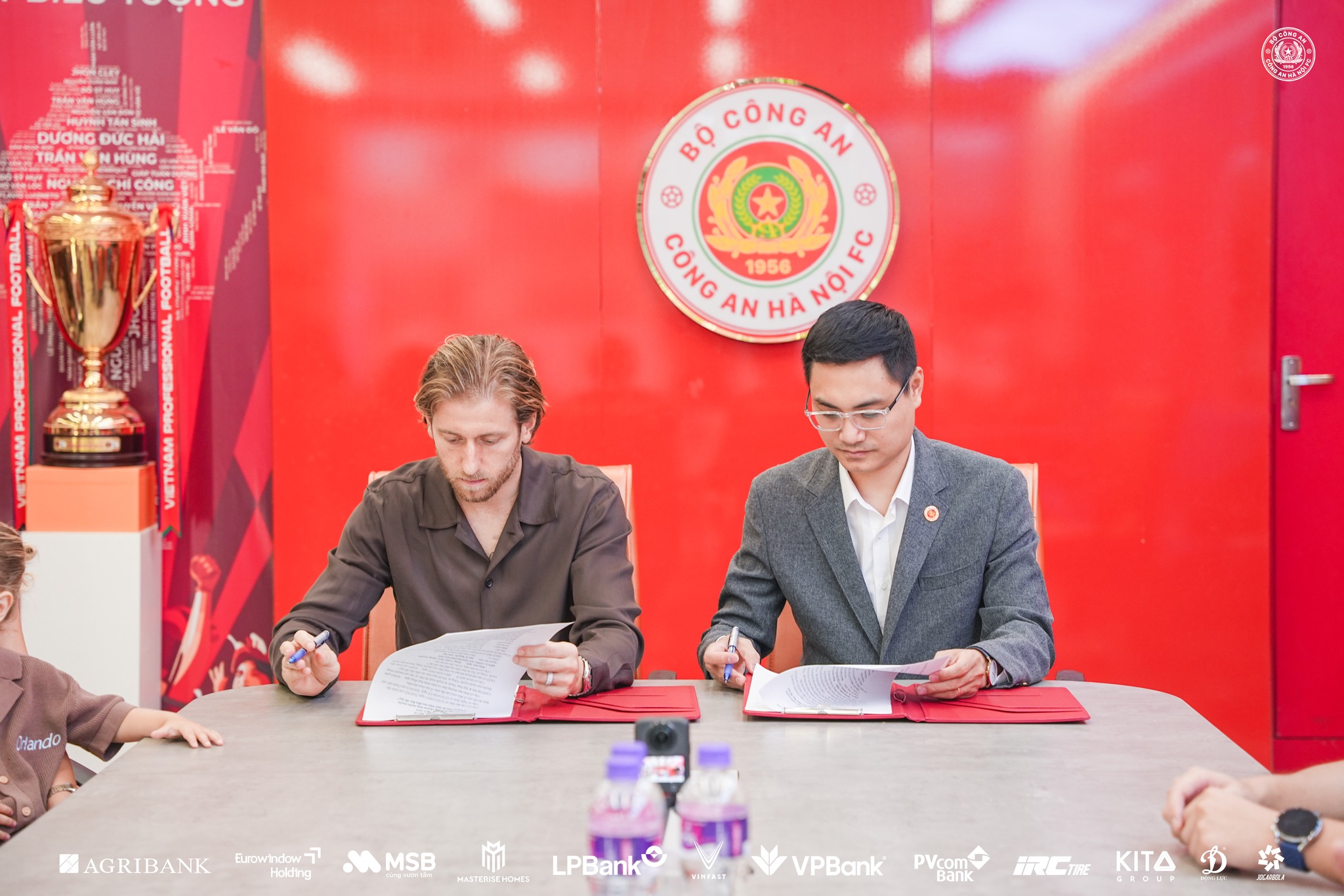 Tin nóng bóng đá Việt hôm nay 23/5: Thể Công Viettel đề nghị xem lại công tác trọng tài; PVF-CAND hướng tới suất play-off V.League - Ảnh 2. Tin nóng bóng đá Việt hôm nay 23/5: Thể Công Viettel đề nghị xem lại công tác trọng tài; PVF-CAND hướng tới suất play-off V.League - Ảnh 2.