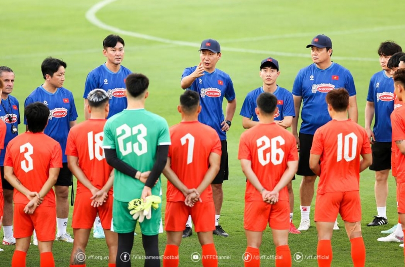 Who will temporarily replace Coach Kim Sang Sik to lead the Vietnam national team?