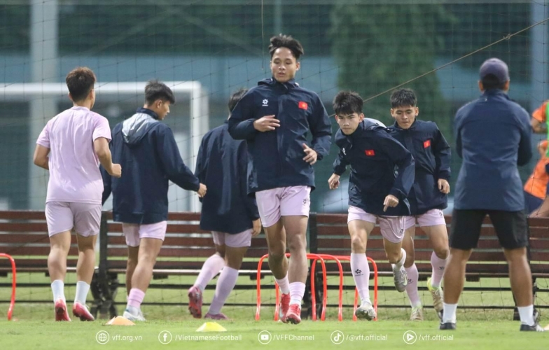 Vietnam U17 diligently trains amid the chilly weather in Hanoi