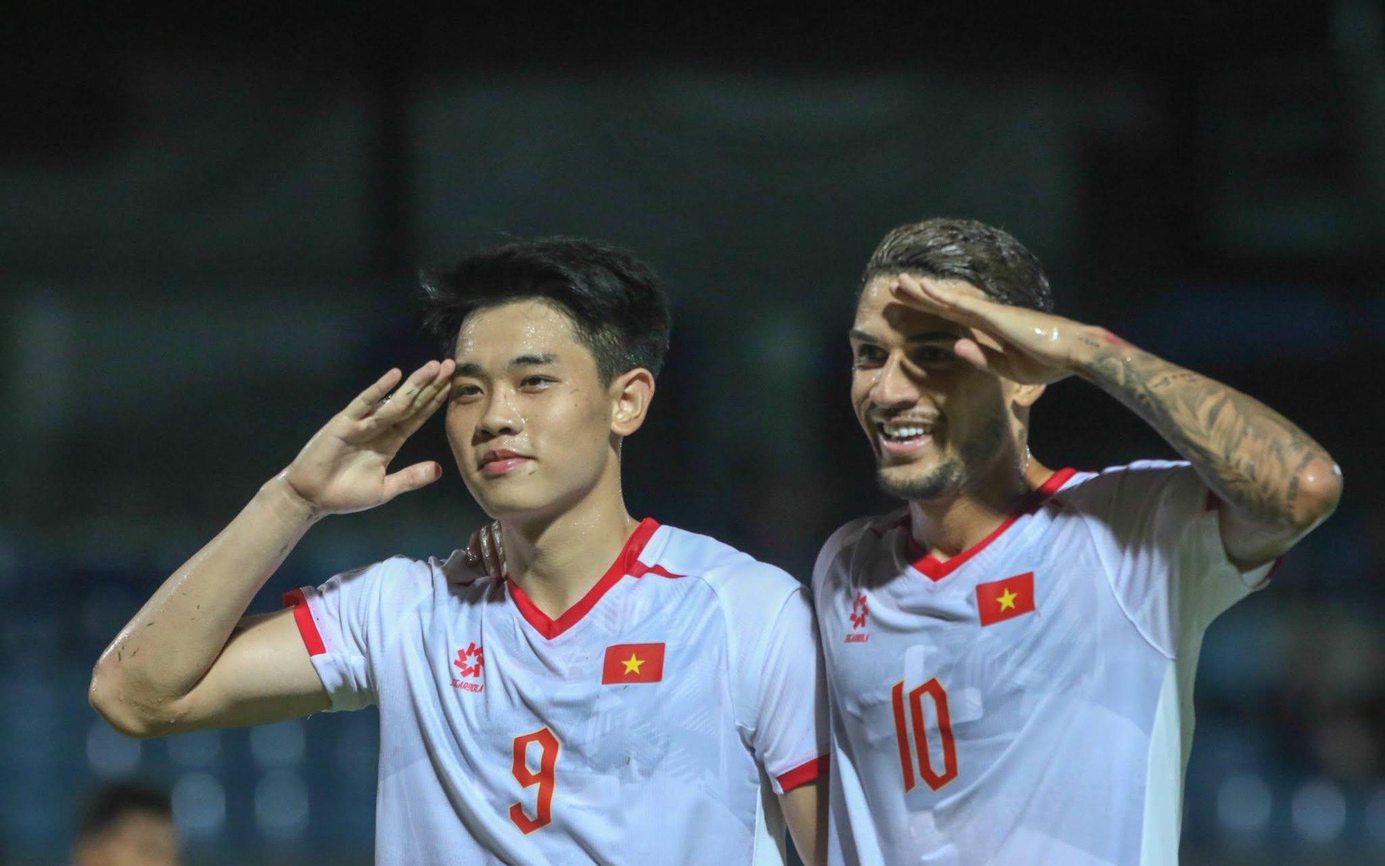 TRỰC TIẾP bóng đá Việt Nam vs Singapore: Xuân Son, Hoàng Hên và Đình Bắc đá chính