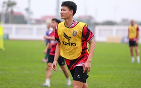 Hot Vietnamese football news today, February 28: U23 Vietnam national team player competes in First Division; Women's Asian Cup features special award.