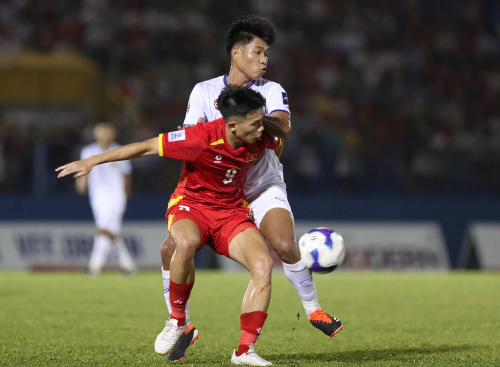 Người quan sát: Dấu hỏi tiền vệ phòng ngự - Ảnh 1.