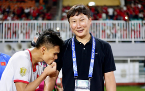 Coach Kim Sang Sik's "lucky" black shirt goes viral after victory over Indonesia, Xuan Manh bows and kisses it emotionally