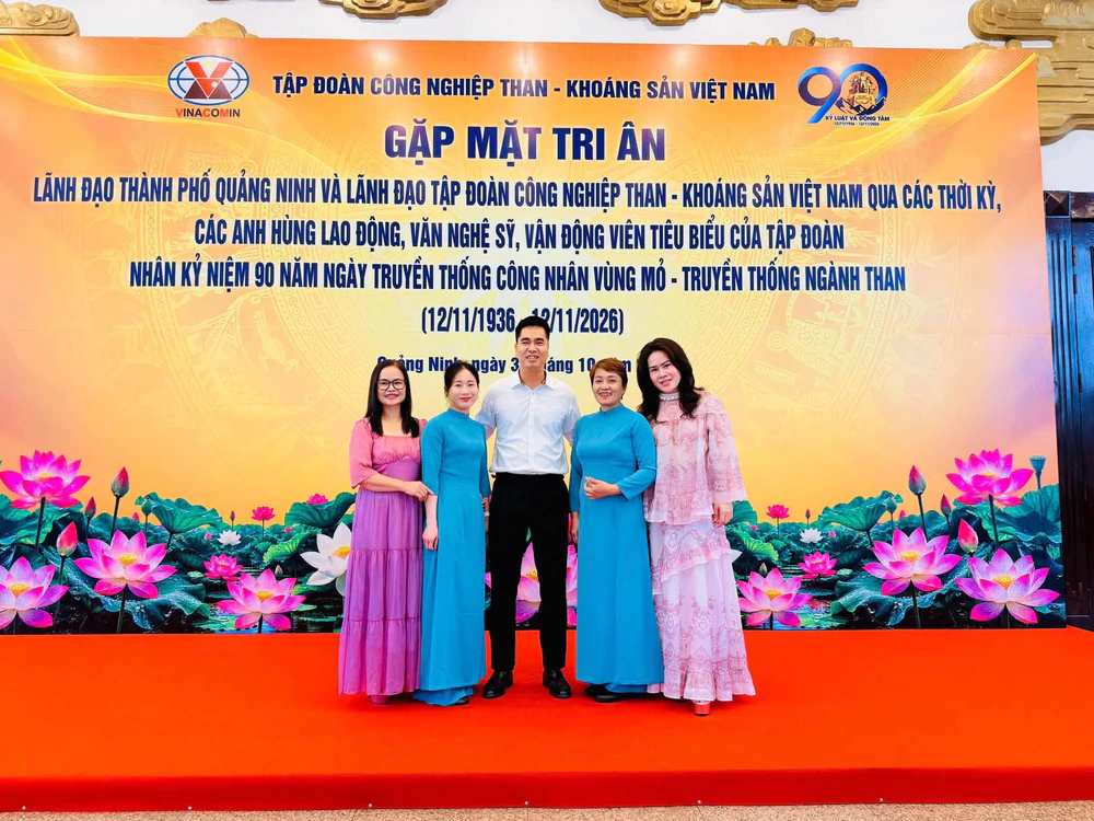 Tin nóng bóng đá Việt hôm nay 31/10: HLV Lê Quang Trãi bức xúc với trọng tài; Diễm My được vinh danh là VĐV tiêu biểu ngành Than - Ảnh 2. Tin nóng bóng đá Việt hôm nay 31/10: HLV Lê Quang Trãi bức xúc với trọng tài; Diễm My được vinh danh là VĐV tiêu biểu ngành Than - Ảnh 2.