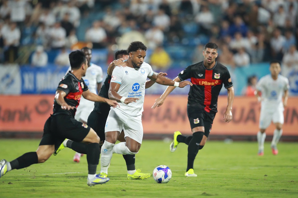 V-League vòng 14: Nam Định ngược dòng trước Ninh Bình, Hải Phòng và Thanh Hóa tạo mưa bàn thắng - Ảnh 1.