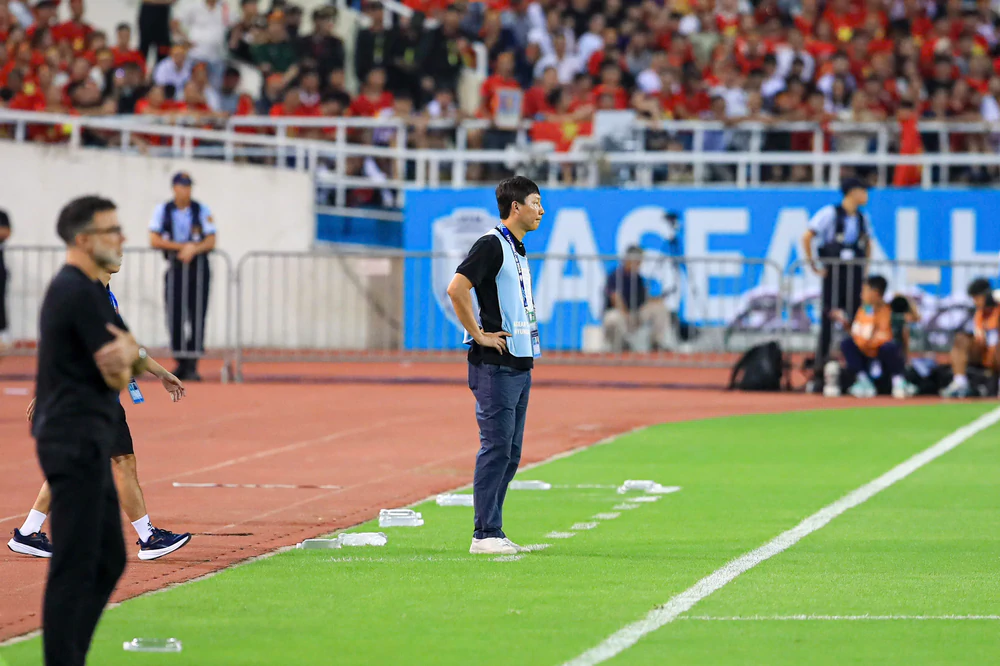 Thất bại của đội tuyển Việt Nam và "bài toán V-League" phía sau - Ảnh 1. Thất bại của đội tuyển Việt Nam và "bài toán V-League" phía sau - Ảnh 1.