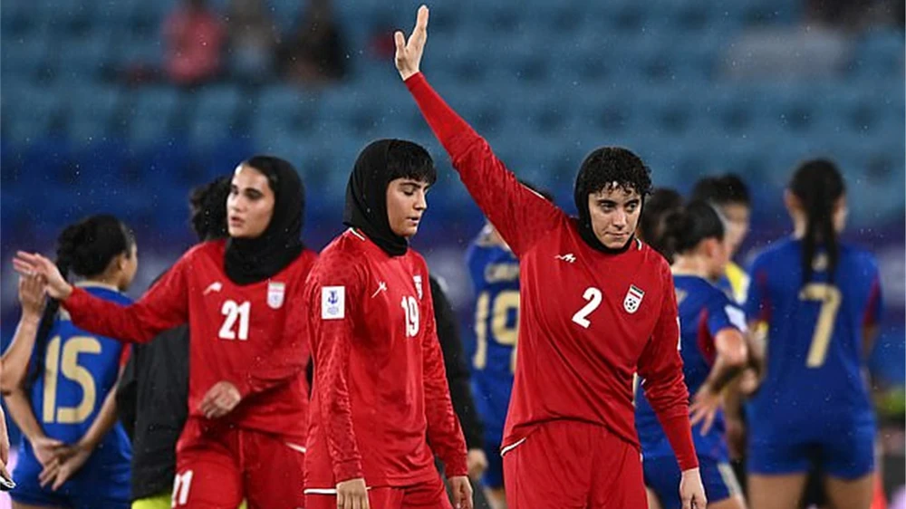 Tuyển nữ Iran cầu cứu giữa vòng vây người biểu tình tại Australia - Ảnh 3.