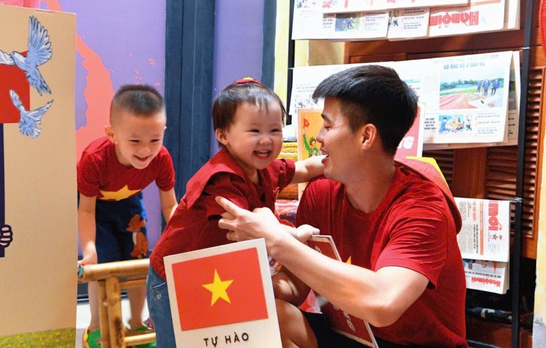 Footballer Duy Mạnh and his wife create a buzz by handing out free ice cream to spectators at the parade