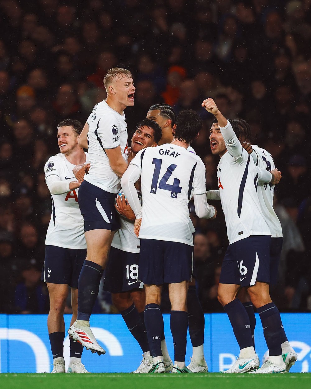 Tottenham Hotspur giành chiến thắng 2-0 trước Chelsea trong trận derby London thuộc vòng 8 Ngoại hạng Anh. Ảnh: CLB Tottenham Tottenham Hotspur giành chiến thắng 2-0 trước Chelsea trong trận derby London thuộc vòng 8 Ngoại hạng Anh. Ảnh: CLB Tottenham