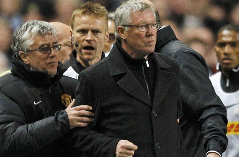 How did Sir Alex Ferguson handle the issue of "insiders" at MU?