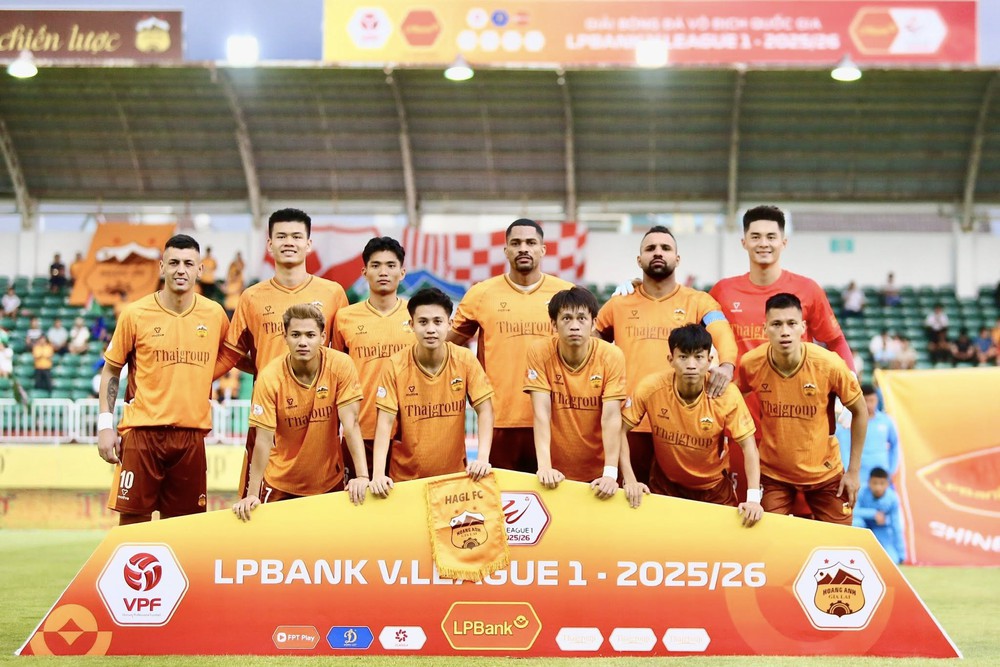 HAGL hiện đứng thứ 11 V-League với 22 điểm, chỉ hơn nhóm nguy hiểm khoảng cách không quá lớn