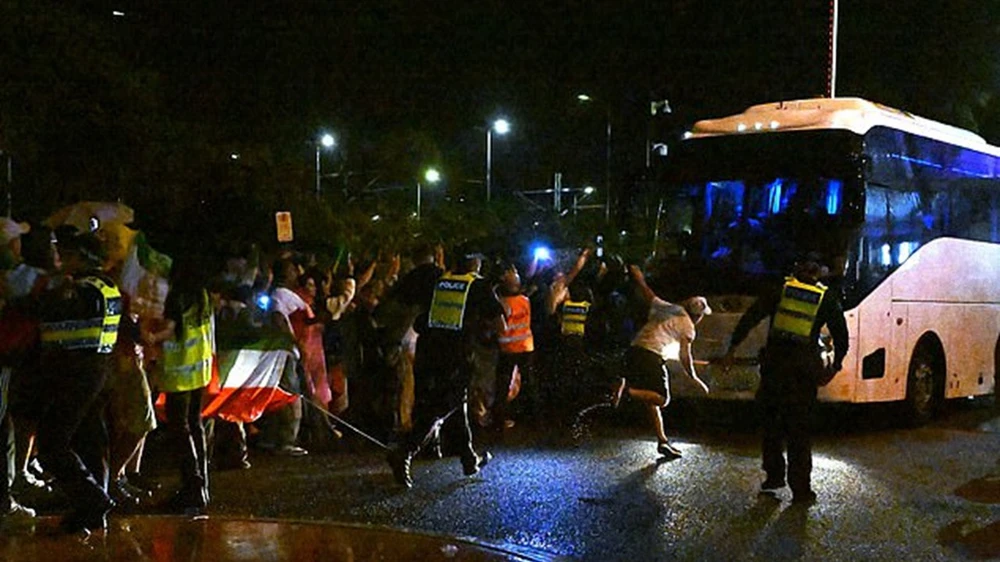 Tuyển nữ Iran cầu cứu giữa vòng vây người biểu tình tại Australia - Ảnh 1.