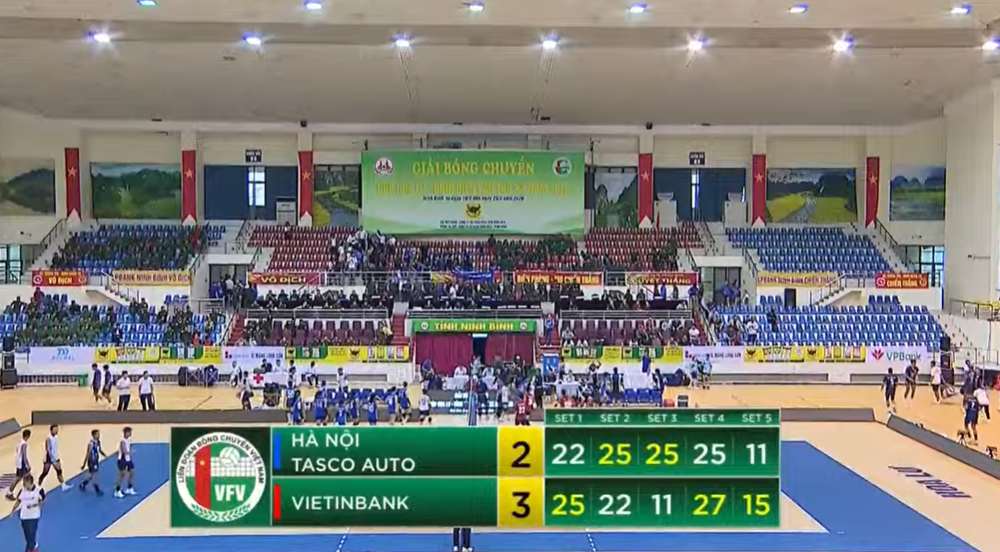 Trong khuôn khổ Cúp Hoa Lư Bình Điền 2026, cuộc đối đầu giữa nữ Hà Nội và VietinBank đã diễn ra cực kỳ gay cấn, kéo dài tới 5 set. Chung cuộc, đội bóng ngành ngân hàng giành chiến thắng 3-2 để đoạt vé vào bán kết. Trong khuôn khổ Cúp Hoa Lư Bình Điền 2026, cuộc đối đầu giữa nữ Hà Nội và VietinBank đã diễn ra cực kỳ gay cấn, kéo dài tới 5 set. Chung cuộc, đội bóng ngành ngân hàng giành chiến thắng 3-2 để đoạt vé vào bán kết.