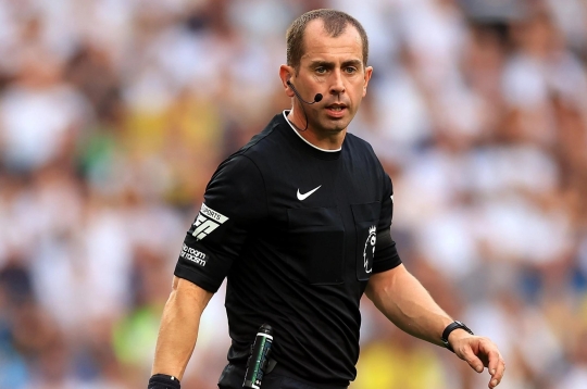 The referee for the Arsenal - Tottenham match has been banned by the Premier League.