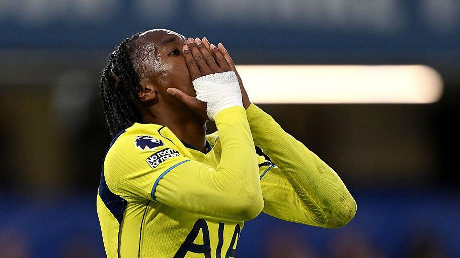 Trong ngày Arsenal vô địch, Tottenham vẫn phải đua trụ hạng tới vòng cuối - Ảnh 2. Trong ngày Arsenal vô địch, Tottenham vẫn phải đua trụ hạng tới vòng cuối - Ảnh 2.