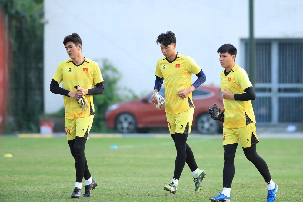U19 Việt Nam chia tay thủ môn Việt kiều trước chuyến tập huấn Nhật Bản - Ảnh 2. U19 Việt Nam chia tay thủ môn Việt kiều trước chuyến tập huấn Nhật Bản - Ảnh 2.