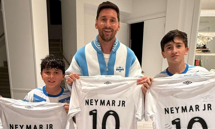 Messi và các con nhận món quà đặc biệt từ Neymar
