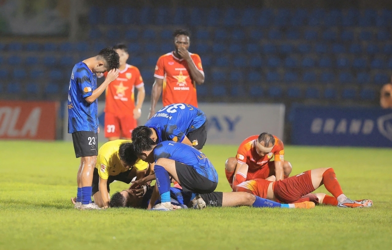 Referee Prevents the Tallest Defender in Vietnam National Team History from Biting His Tongue
