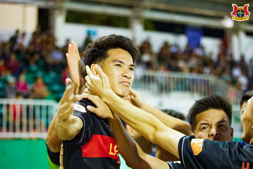 Giúp Ninh Bình thoát hiểm, sao U23 Việt Nam tri ân CĐV - Ảnh 1.