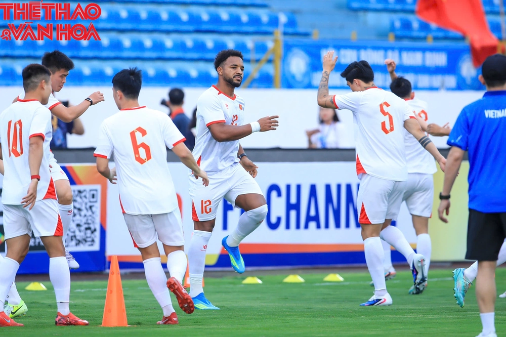 Đội tuyển Việt Nam làm quen sân Thiên Trường, Xuân Son hưng phấn - Ảnh 1.