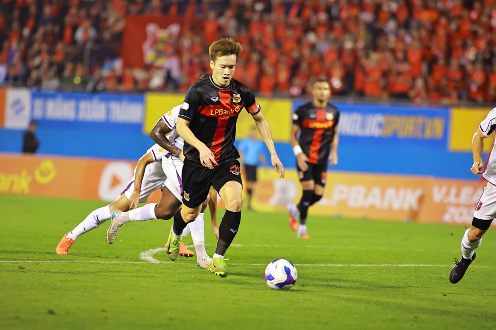 HLV Vũ Hồng Việt "hồi sinh" Xuân Son, gieo sầu Ninh Bình của Hoàng Đức - Ảnh 3. HLV Vũ Hồng Việt "hồi sinh" Xuân Son, gieo sầu Ninh Bình của Hoàng Đức - Ảnh 3.