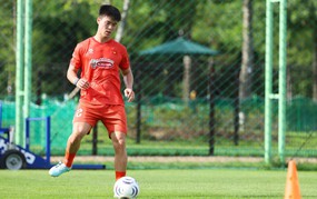 Hot Vietnamese football news today 12/7: Vietnam national team receives good news; Coach Polking gets a new assistant
