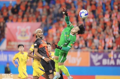 Returning to V.League, the U23 Vietnam hero helps his team break away to avoid relegation