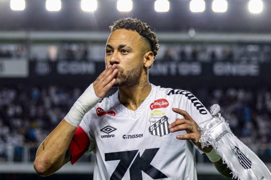 Returning to the pitch after 70 days, Neymar immediately shines