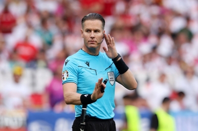 The referee stopped the match to answer a phone call.