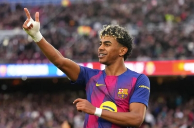 Yamal scores a hat-trick, Barcelona crushes Villarreal to maintain La Liga top spot