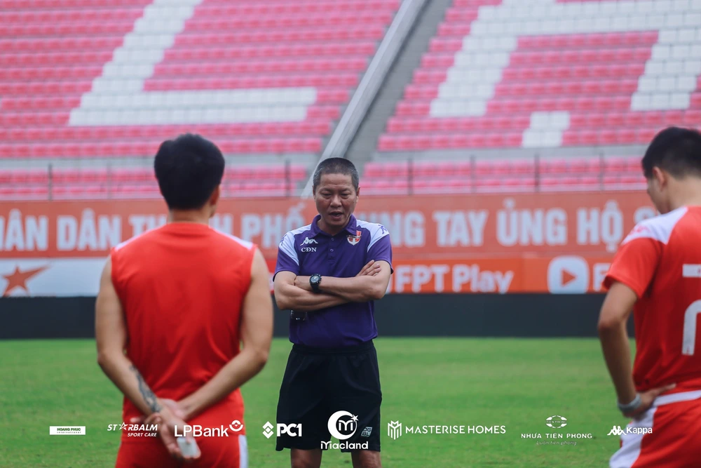 Tin nóng bóng đá Việt hôm nay 28/4: U17 Việt Nam tập sớm trước VCK U17 châu Á; SLNA thiếu kinh phí - Ảnh 3.