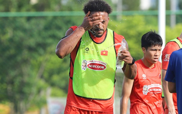 The Vietnam national team trains under the scorching sun, ready to face Gangwon FC