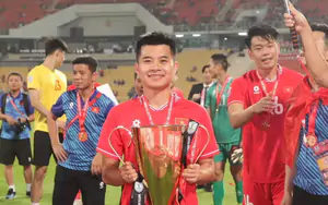 Who is Le Pham Thanh Long, the midfielder of the Vietnam national team?
