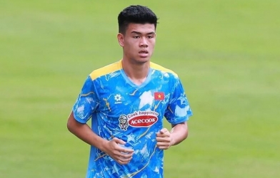 Nearly 2-meter tall defender moved when called up to Vietnam U23 by coach Kim Sang Sik